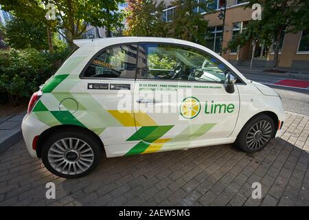 LimePod, ein Lime-branded 2018 Fiat 500 Mietwagen, der innerhalb der Lime App reserviert werden kann, wird auf der Straße in Seattle am 11. Oktober 2019 geparkt gesehen. Stockfoto