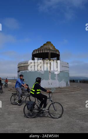 Radfahrer runden Ende Municipal Pier. Der Pier schützt Aquatische Cove, die durch Schwimmer, Kajakfahrer und kleine Boote. Stockfoto