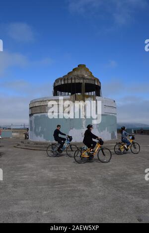 Radfahrer runden Ende Municipal Pier. Der Pier schützt Aquatische Cove, die durch Schwimmer, Kajakfahrer und kleine Boote. Stockfoto