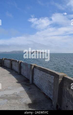 Alcatraz Island, die Heimat einer der berüchtigsten Gefängnisse in den Vereinigten Staaten. Von Municipal Pier in San Francisco. Stockfoto