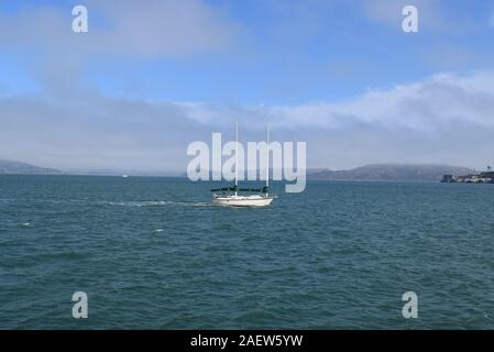 Kleines Boot Segeln in die Bucht von San Francisco. North Bay ist in der fernen Hintergrund sichtbar. Stockfoto