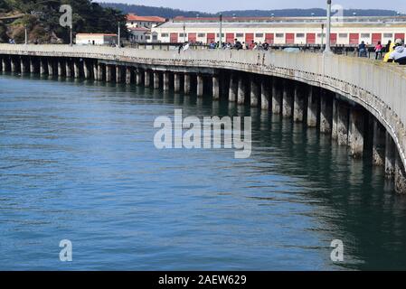 Municipal Pier ist Teil der Maritime National Historical Park der San Francisco. Der Pier ist bei Touristen beliebt, Fischer, und Radfahrer. Stockfoto