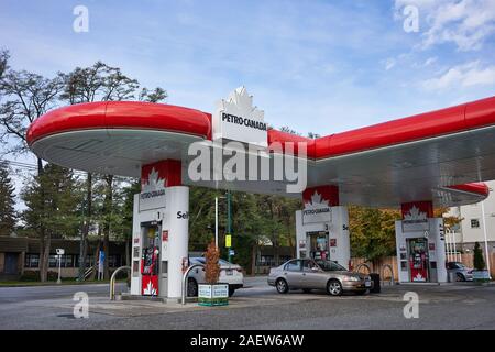 Eine Petro-Canada Tankstelle in Vancouver, BC, Kanada, gesehen am 12. Oktober 2019. Petro-Canada ist eine Einzel- und Großhandelsmarke von Suncor Energy. Stockfoto