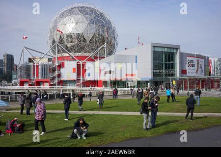 Besucherschar außerhalb der Science World in der Telus World of Science in Vancouver, BC, Kanada, gesehen am Samstag, 12. Oktober 2019. Stockfoto