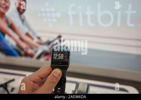 Vancouver, BC, Kanada - May 12, 2019: ein Käufer einen genaueren Blick auf eine Fitbit Ionic Smartwatch in einer Best Buy-Filiale in Vancouver. Stockfoto