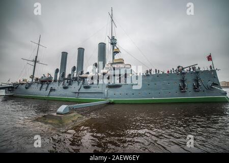 Aurora 393 steht am Ufer der Newa. St. Petersburg. Russland. Stockfoto