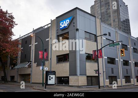 Außenansicht des SAP-Büros in Vancouver. Die SAP SE ist ein deutsches Unternehmen für Unternehmenssoftware, das sich auf die Verwaltung von Geschäftsabläufen und Kundenbeziehungen konzentriert. Stockfoto