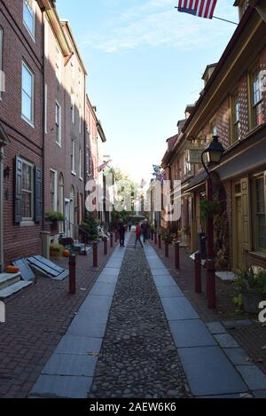 Elfreth's Alley in Philadelphia, Pennsylvania, eine der am besten erhaltenen Beispiele kolonialer Architektur in den Vereinigten Staaten. Stockfoto