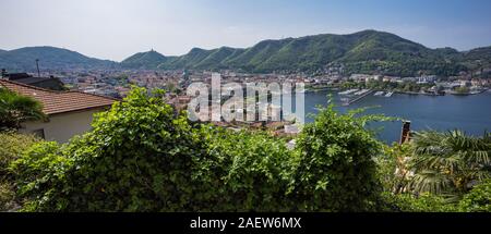 Blick von der Terrasse auf die Stadt Como an einem sonnigen Tag. Stockfoto