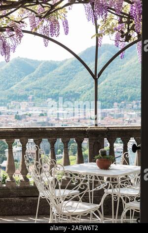 Fantastische Veranda von bunten Wisteria an einem schönen Frühlingstag abgedeckt Stockfoto