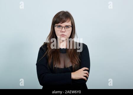 Seitenansicht der erfolgreiche Frau, Hände gekreuzt, geöffneten Augen Stockfoto