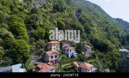 Luftaufnahme einer alten Villa in den Hügeln von Comer see Stockfoto