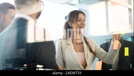 Bild von Designern klemmt Notizen im Büro Stockfoto