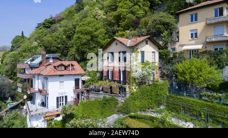 Luftaufnahme einer alten Villa in den Hügeln von Comer see Stockfoto
