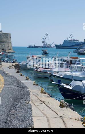 Heraklion, Kreta, Griechenland - 14. Juni 2018: die wunderschöne Seenlandschaft der Venezianischen Festung und der Hafen von Heraklion mit Fahrrinne und Yachten vertikale orientati Stockfoto