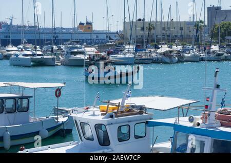 Heraklion, Kreta, Griechenland - 14. Juni 2018: Venezianische Hafen im Hafen von Heraklion mit vielen Yachten im Hintergrund der Stadt Stockfoto