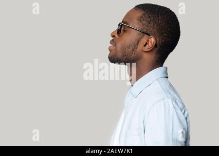 Junge glücklich afrikanische amerikanische Mann entspannt mit geschlossenen Augen. Stockfoto