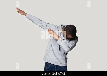 Glückliche junge afrikanische amerikanische Kerl in Sportswear und DAB-Geste. Stockfoto