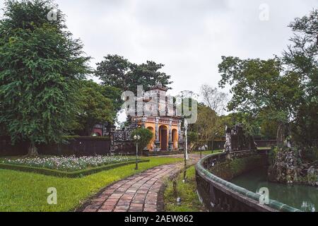 Die East Gate, Hien Nhon Tor zum Lila Verbotene Stadt. Imperial City Die Zitadelle, Hue, Vietnam. Stockfoto