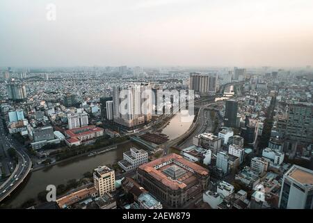 Ansicht von oben Luftbild von Flying drone von Ho Chi Minh City mit der Entwicklung Gebäude, Transport, Energie und Infrastruktur. Finanz- und b Stockfoto