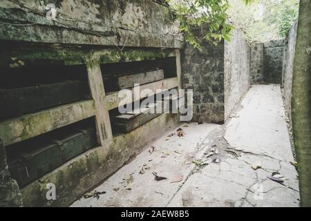 Insel Cat Ba, Lan Ha Bucht Vietnam: Verlassene Munitionskiste bei Cannon Bucht auf der Insel Cat Ba, Lan Ha Bucht Ha Long Bay aus dem Vietnam Krieg wit Links Stockfoto