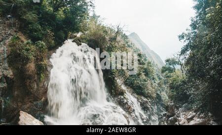 Schöne Tien Sa Wasser fallen in Cat Cat Dorf Sapa, Vietnam. Stockfoto