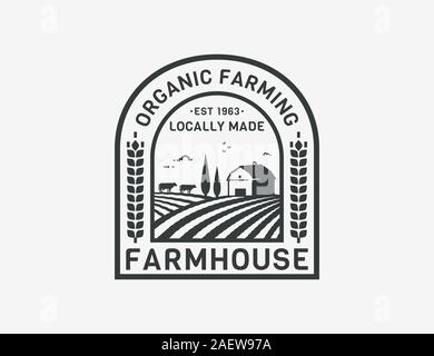 Farm House Logo auf weißem Hintergrund. Vektor Emblem mit Bauernhaus, Kühe und Felder für natürliche Produkte, biologische Lebensmittel, Farmers Market. Stock Vektor