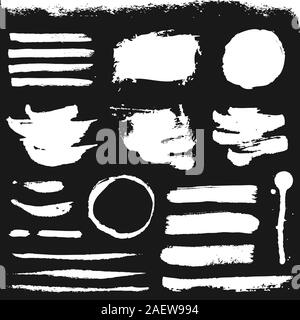 Malen Sie Pinselstriche und Grunge Flecken isoliert auf schwarzem Hintergrund. Weiße Vektor-Design-Elemente für Pinsel Textur, Rahmen, Hintergrund, Banner. Stock Vektor