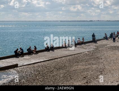 Cancale, Frankreich - 15 September, 2018: Die Menschen essen Austern gekauft an der Küste von Cancale, Bretagne, Frankreich Stockfoto