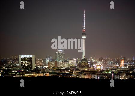 Berlin, Deutschland. 10 Dez, 2019. Der Berliner Fernsehturm ragt über die Dächer von Berlin bei Nacht. Credit: Christoph Soeder/dpa/Alamy leben Nachrichten Stockfoto