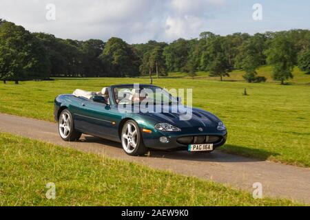 2002 grüner Jaguar XKR Auto; Oldtimer, historische, geschätzte, alte Zeitgeber, Sammlerstücke restaurierter Oldtimer-Veteran, Sammler-Fahrzeuge von gestern, die zum Mark Woodward Motoring Event in Leighton Hall, Carnforth, Großbritannien, eintreffen Stockfoto