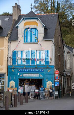 Cancale, Frankreich - 15. September 2018: Die Bars und Restaurants an der Hauptstraße in Canacle für seine leckeren Fisch und Meeresfrüchte bekannt. Bretagne, Frankreich Stockfoto