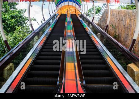 Langen Rolltreppe für den Aufstieg in den zweiten Stock. Schritt die Rolltreppe nach oben Treppe. Stockfoto
