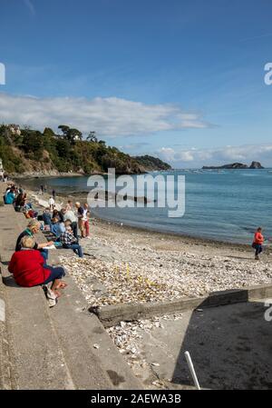 Cancale, Frankreich - 15 September, 2018: Die Menschen essen Austern gekauft an der Küste von Cancale, Bretagne, Frankreich Stockfoto