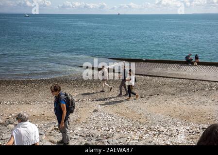 Cancale, Frankreich - 15 September, 2018: Die Menschen essen Austern gekauft an der Küste von Cancale, Bretagne, Frankreich Stockfoto