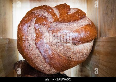 Frisch gebackenes Brot. Runde braune Laib Brot Stockfoto