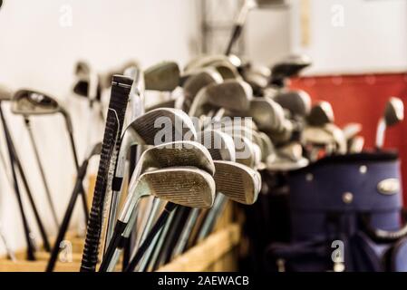 Golf Caddy Zimmer Abstellraum mit Sätzen von Polen Eisen. Sätze Golfvereine und Ausstattung Speicherplatz. Stockfoto