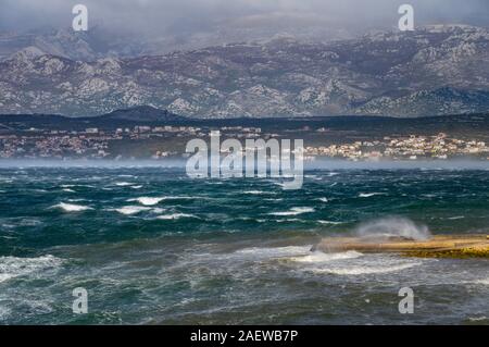 Winter in Novigrad, mit starkem Wind Bura Stockfoto