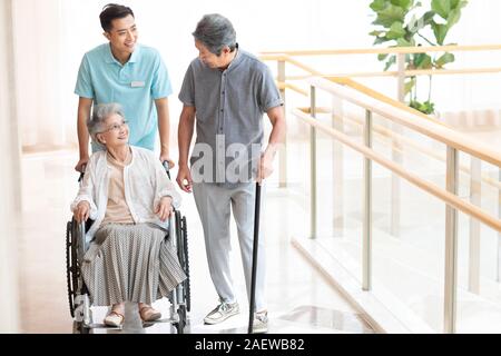 Pflege Assistent kümmert sich um ältere Frau Stockfoto