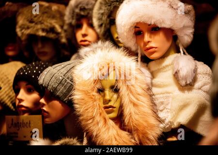 Berlin, Deutschland. 10 Dez, 2019. Puppen mit warmen Kappen können mit einem Stand auf dem Weihnachtsmarkt auf dem Breitscheidplatz gesehen werden. Credit: Christoph Soeder/dpa/Alamy leben Nachrichten Stockfoto