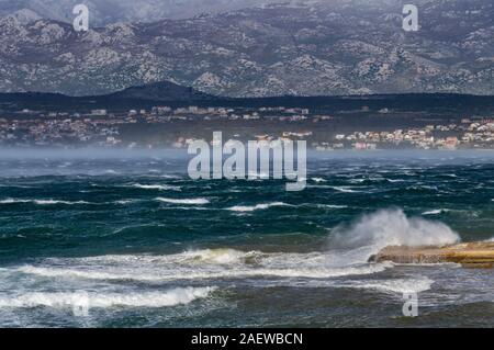 Winter in Novigrad, mit starkem Wind Bura Stockfoto