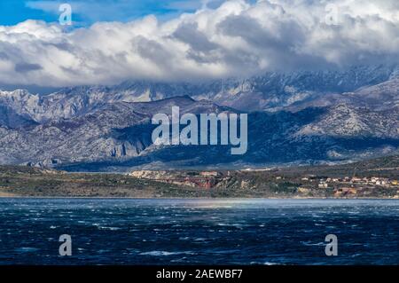 Winter in Novigrad, mit starkem Wind Bura Stockfoto