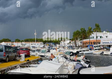 Dramatische Gewitterwolken Cala En Bosch Marina nähert, Menorca, Spanien Stockfoto