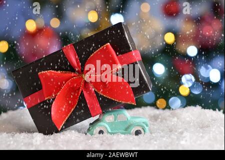 Auto Spielzeug tragen ein Weihnachtsgeschenk Stockfoto