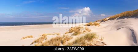 Weite Strände und Dünen auf die niederländische Insel Terschelling an einem sonnigen Tag. Stockfoto