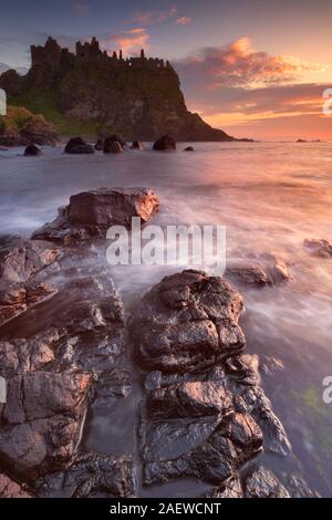 Die Ruinen des Dunluce Castle an der Küste Causeway in Nordirland. Am Sonnenuntergang fotografiert. Stockfoto