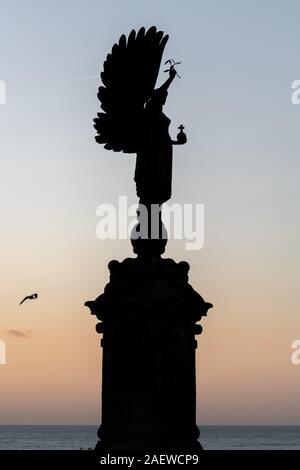 Die Statue, die auf dem Brighton/Hove Grenze direkt am Meer, East Sussex, Großbritannien Stockfoto