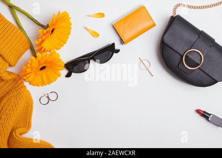 Stilvolle weibliche Kleidung und Accessoires, Ansicht von oben. Stockfoto