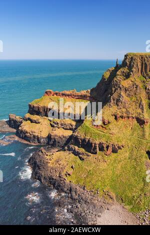 Klippen mit der Schlote Felsbrocken auf der Causeway Coast in Nordirland über einen hellen und sonnigen Tag. Stockfoto