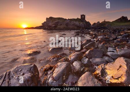 Sonnenaufgang am Kinbane Head mit den Ruinen der Kinbane Castle an der Causeway-Küste in Nordirland. Stockfoto